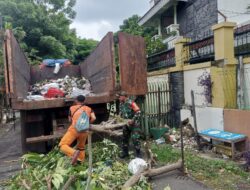 Babinsa Kelurahan Kayu Putih Bantu Warga Bersihkan Sampah