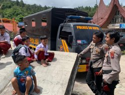 Tim Tanggap Darurat Polres 50 Kota Bantu Pelajar Berangkat ke Sekolah