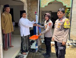 Peduli Rumah Ibadah, Polsek Kemang Laksanakan Silaturahmi ke Ketua DKM Masjid Jami An-Nur dan Serahkan Alat Kebersihan