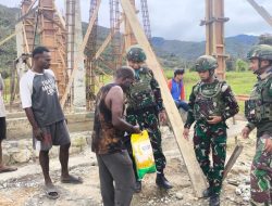 Bakti TNI Evakuasi Kendaraan Satgas Yonif 521/DY Bersama Warga Truk Muat Pasir Yang Terguling di Distrik Walesi