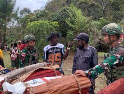 Satgas Yonif 521/DY Turut Hadir Acara Pameran Buah Merah di Distrik Kelila*