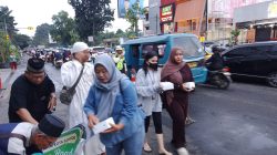 Forum Ulama Aktivis Islam Bagikan Takjil Gratis di Depan mall Jambu 2 Kota Bogor