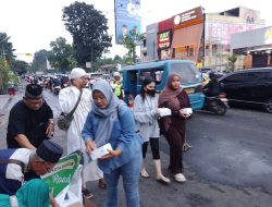 Forum Ulama Aktivis Islam Bagikan Takjil Gratis di Depan mall Jambu 2 Kota Bogor
