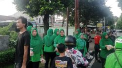 Tebar Berkah Ramadhan, Persit KCK Ranting 4 Koramil 03/Ps.Rebo–Ciracas Bersama FKPPI Bagikan Takjil kepada Warga Sekitar.
