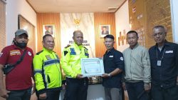 Sinergi Tanpa Batas: Kapolsek Parung Panjang Terima Penghargaan Atas Keterbukaan Informasi dari FWJI Bogor Raya