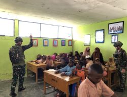 *Bangun Kesadaran dan Semangat Belajar, Satgas Yonif 521/DY Berbagi Cerita dan Pengalaman di Sekolah MI Distrik Walesi*