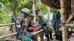 Tingkatkan Kesehatan Masyarakat, Satgas Yonif 521/DY Berikan Pelayanan Kesehatan Gratis di Kampung Muaranawa