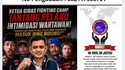 Press Release GMOCT Ketua GIBAS Fighting Camp Tantang Pelaku Intimidasi Wartawan: “Sok Jago” Hobi Kekerasan? Masuk Ring Boxing Saja! KUNINGAN (GMOCT) 28 Mei 2026 – Gabungan Media Online dan Cetak Ternama (GMOCT) menerima laporan dan informasi lengkap dari rekan media anggota kami, KabarSBI.com, terkait kecaman keras yang disampaikan Fahry Ramadhan, Ketua GIBAS Fighting Camp, atas aksi penggerudukan dan intimidasi yang menimpa Kabiro KabarSBI.com Kuningan, Dadan Sudrajat, pada Senin (25/5/2026). Fahry bahkan menantang para pelaku yang gemar melakukan kekerasan agar berani bertindak jantan secara perorangan di atas ring, bukan mengandalkan kekuatan massa. Dalam pernyataannya, Fahry Ramadhan menilai tindakan sekelompok orang yang mengatasnamakan organisasi masyarakat saat mendatangi kediaman Dadan Sudrajat sudah sangat melampaui batas kewajaran. Berdasarkan rekaman video yang beredar, terdengar jelas ucapan yang bernada ancaman pembunuhan, bahkan terlihat ada oknum yang dengan sengaja menendang pintu rumah. Hal ini, menurut Fahry, bukan lagi bentuk penyampaian keberatan biasa, melainkan tindakan pidana berupa ancaman dan kekerasan yang harus ditindak tegas. “Kalau memang merasa keberatan atau dirugikan dengan isi pemberitaan, jalur yang benar itu jelas: gunakan hak jawab, minta klarifikasi, atau lapor lewat jalur hukum. Tidak ada alasan sah mendatangi rumah orang secara bergerombol, mengancam nyawa, hingga merusak fasilitas rumah. Wartawan bekerja berdasar fakta dan data, tugas mereka adalah mengawasi kepentingan publik, bukan untuk ditakut-takuti,” tegas Fahry dengan nada tegas. Pemilik wadah latihan bela diri ini pun menyindir tajam keberanian palsu para pelaku yang hanya berani bertindak saat berjumlah banyak. Ia menantang mereka yang merasa jagoan dan gemar melakukan kekerasan untuk membuktikan keberaniannya di tempat yang seharusnya. “Jangan jago kalau sudah keroyokan. Itu bukan berani, itu pengecut namanya. Kalau memang hobi kekerasan dan merasa punya tenaga lebih, salurkan ke tempat yang benar. Masuklah ke arena tinju atau ring pertandingan, kita ukur kemampuan satu lawan satu secara adil. Di situ baru terlihat siapa yang benar-benar berani, bukan menekan orang yang sendirian,” sergah Fahry. Lebih lanjut, Fahry mengingatkan bahwa budaya mengancam dan mendatangi rumah warga berkedok ormas sangat berbahaya bagi ketertiban umum dan kondusivitas Kabupaten Kuningan. Ia pun mendesak Polres Kuningan untuk segera memproses hukum seluruh pihak yang terlibat, agar masyarakat dan insan pers bisa bekerja serta hidup dengan rasa aman, tanpa dihantui ketakutan atas tindakan sewenang-wenang kelompok tertentu. “Jangan sampai di Kuningan tumbuh pemahaman bahwa mengancam atau mengeroyok orang itu hal lumrah. Tegaslah bertindak, agar kejadian kelam seperti ini tidak terulang lagi kepada siapa pun,” pungkas Fahry Ramadhan. #noviralnojustice #gibas #lmpi #gmoct (Tim Liputan GMOCT / KabarSBI) GMOCT: Gabungan Media Online dan Cetak Ternama Editor: