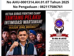Press Release GMOCT Ketua GIBAS Fighting Camp Tantang Pelaku Intimidasi Wartawan: “Sok Jago” Hobi Kekerasan? Masuk Ring Boxing Saja! KUNINGAN (GMOCT) 28 Mei 2026 – Gabungan Media Online dan Cetak Ternama (GMOCT) menerima laporan dan informasi lengkap dari rekan media anggota kami, KabarSBI.com, terkait kecaman keras yang disampaikan Fahry Ramadhan, Ketua GIBAS Fighting Camp, atas aksi penggerudukan dan intimidasi yang menimpa Kabiro KabarSBI.com Kuningan, Dadan Sudrajat, pada Senin (25/5/2026). Fahry bahkan menantang para pelaku yang gemar melakukan kekerasan agar berani bertindak jantan secara perorangan di atas ring, bukan mengandalkan kekuatan massa. Dalam pernyataannya, Fahry Ramadhan menilai tindakan sekelompok orang yang mengatasnamakan organisasi masyarakat saat mendatangi kediaman Dadan Sudrajat sudah sangat melampaui batas kewajaran. Berdasarkan rekaman video yang beredar, terdengar jelas ucapan yang bernada ancaman pembunuhan, bahkan terlihat ada oknum yang dengan sengaja menendang pintu rumah. Hal ini, menurut Fahry, bukan lagi bentuk penyampaian keberatan biasa, melainkan tindakan pidana berupa ancaman dan kekerasan yang harus ditindak tegas. “Kalau memang merasa keberatan atau dirugikan dengan isi pemberitaan, jalur yang benar itu jelas: gunakan hak jawab, minta klarifikasi, atau lapor lewat jalur hukum. Tidak ada alasan sah mendatangi rumah orang secara bergerombol, mengancam nyawa, hingga merusak fasilitas rumah. Wartawan bekerja berdasar fakta dan data, tugas mereka adalah mengawasi kepentingan publik, bukan untuk ditakut-takuti,” tegas Fahry dengan nada tegas. Pemilik wadah latihan bela diri ini pun menyindir tajam keberanian palsu para pelaku yang hanya berani bertindak saat berjumlah banyak. Ia menantang mereka yang merasa jagoan dan gemar melakukan kekerasan untuk membuktikan keberaniannya di tempat yang seharusnya. “Jangan jago kalau sudah keroyokan. Itu bukan berani, itu pengecut namanya. Kalau memang hobi kekerasan dan merasa punya tenaga lebih, salurkan ke tempat yang benar. Masuklah ke arena tinju atau ring pertandingan, kita ukur kemampuan satu lawan satu secara adil. Di situ baru terlihat siapa yang benar-benar berani, bukan menekan orang yang sendirian,” sergah Fahry. Lebih lanjut, Fahry mengingatkan bahwa budaya mengancam dan mendatangi rumah warga berkedok ormas sangat berbahaya bagi ketertiban umum dan kondusivitas Kabupaten Kuningan. Ia pun mendesak Polres Kuningan untuk segera memproses hukum seluruh pihak yang terlibat, agar masyarakat dan insan pers bisa bekerja serta hidup dengan rasa aman, tanpa dihantui ketakutan atas tindakan sewenang-wenang kelompok tertentu. “Jangan sampai di Kuningan tumbuh pemahaman bahwa mengancam atau mengeroyok orang itu hal lumrah. Tegaslah bertindak, agar kejadian kelam seperti ini tidak terulang lagi kepada siapa pun,” pungkas Fahry Ramadhan. #noviralnojustice #gibas #lmpi #gmoct (Tim Liputan GMOCT / KabarSBI) GMOCT: Gabungan Media Online dan Cetak Ternama Editor: